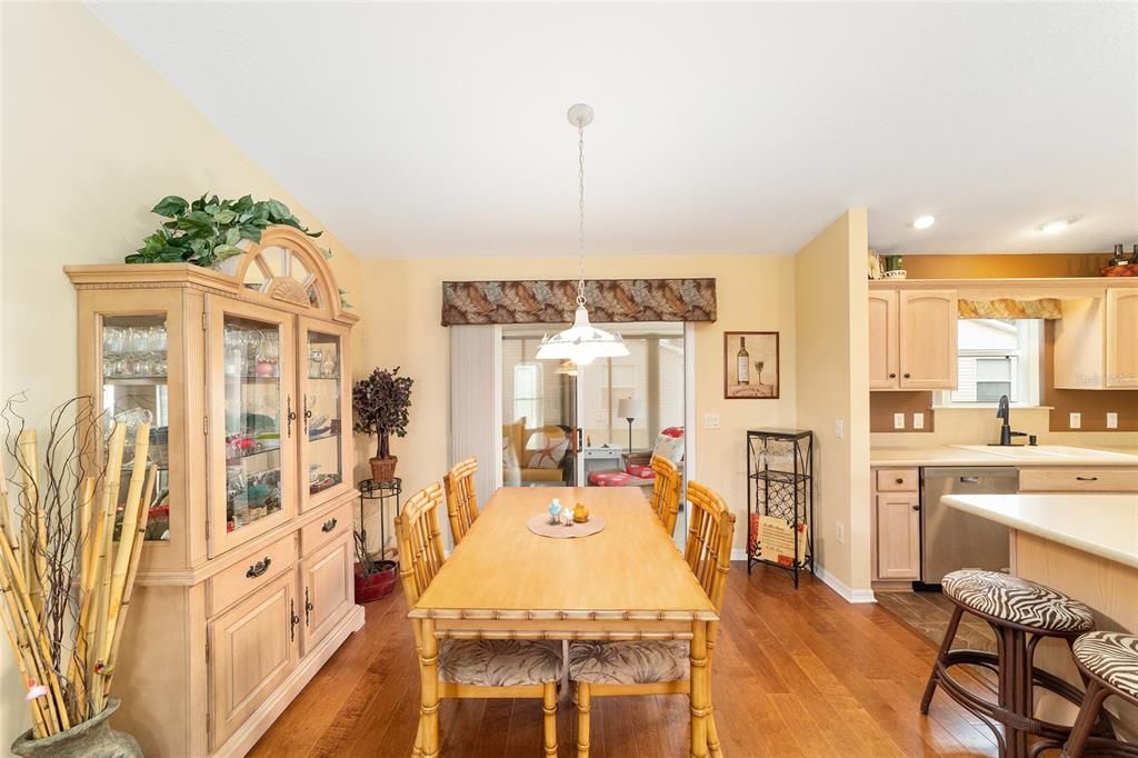 Под контрактом: $319,900 (3 спален, 2 ванн, 1392 Квадратных фут)