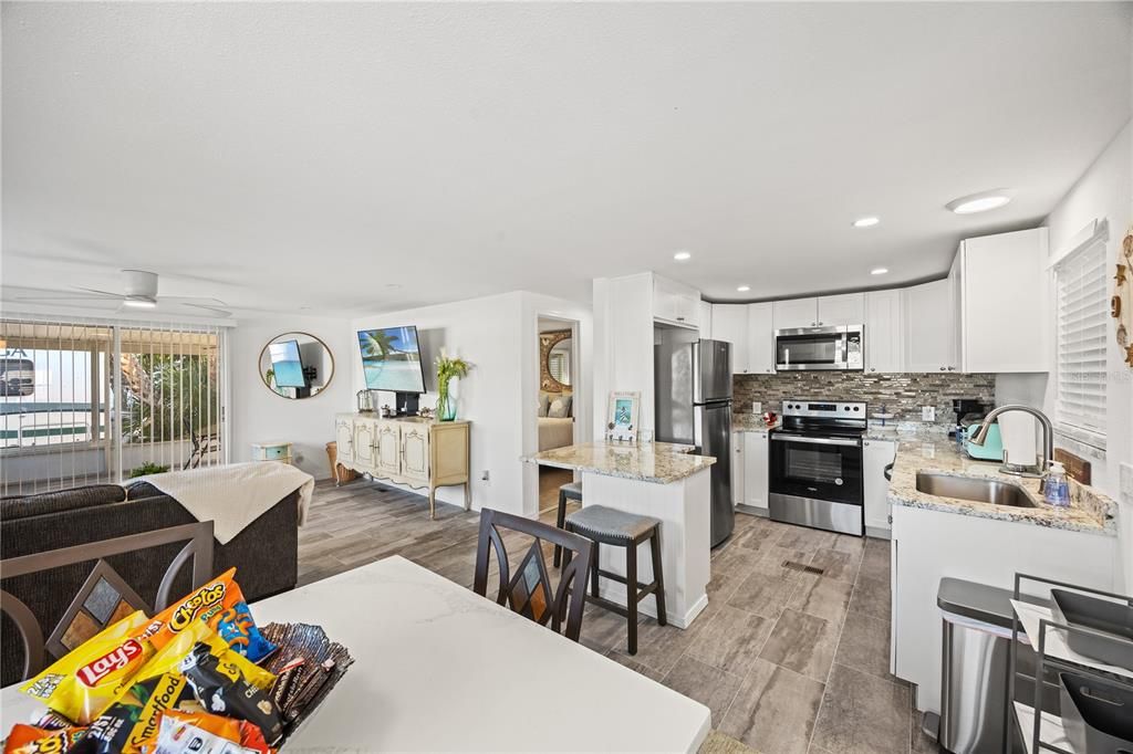 For Sale: $289,000 (2 beds, 2 baths, 864 Square Feet)