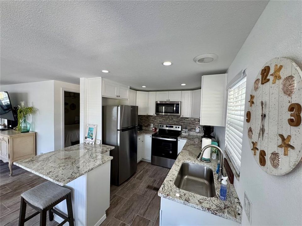 For Sale: $289,000 (2 beds, 2 baths, 864 Square Feet)