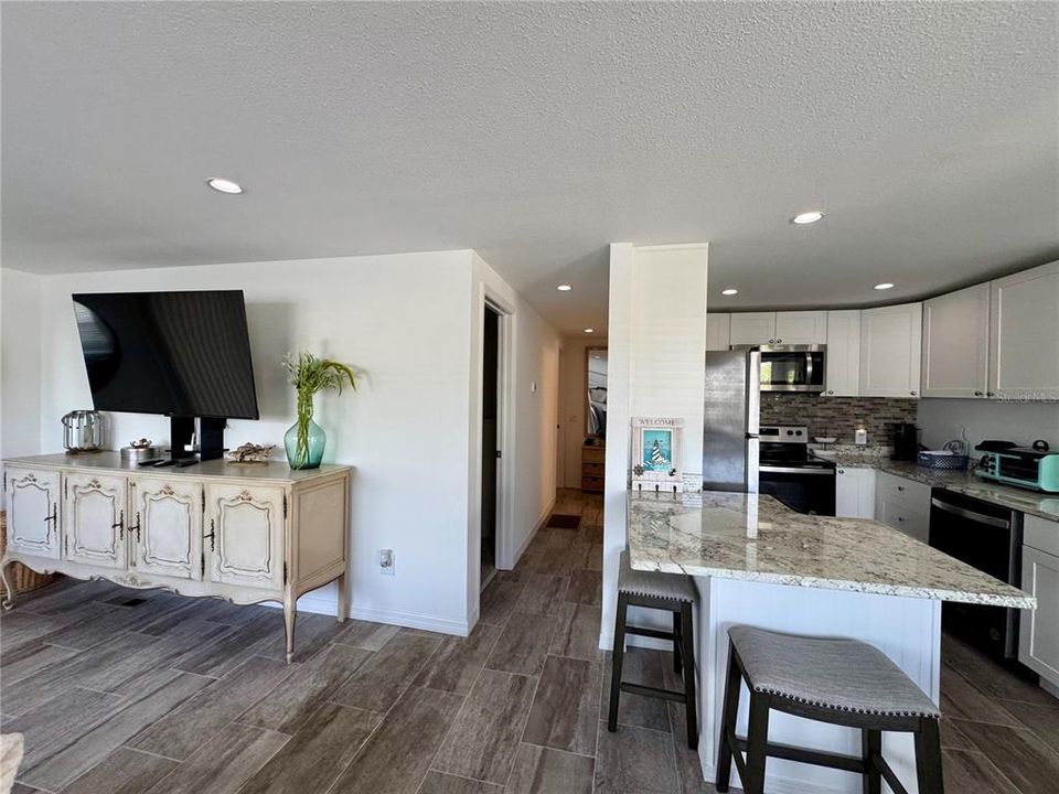 For Sale: $289,000 (2 beds, 2 baths, 864 Square Feet)