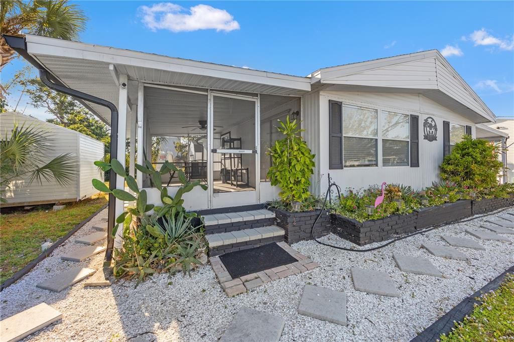 For Sale: $289,000 (2 beds, 2 baths, 864 Square Feet)