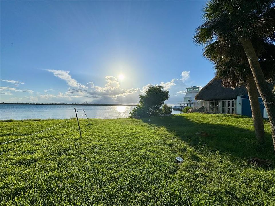 For Sale: $289,000 (2 beds, 2 baths, 864 Square Feet)