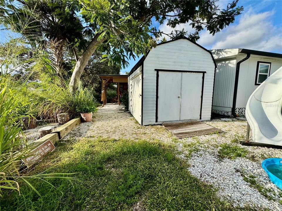 For Sale: $289,000 (2 beds, 2 baths, 864 Square Feet)