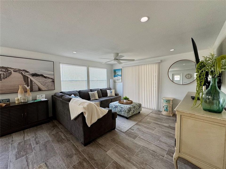 For Sale: $289,000 (2 beds, 2 baths, 864 Square Feet)