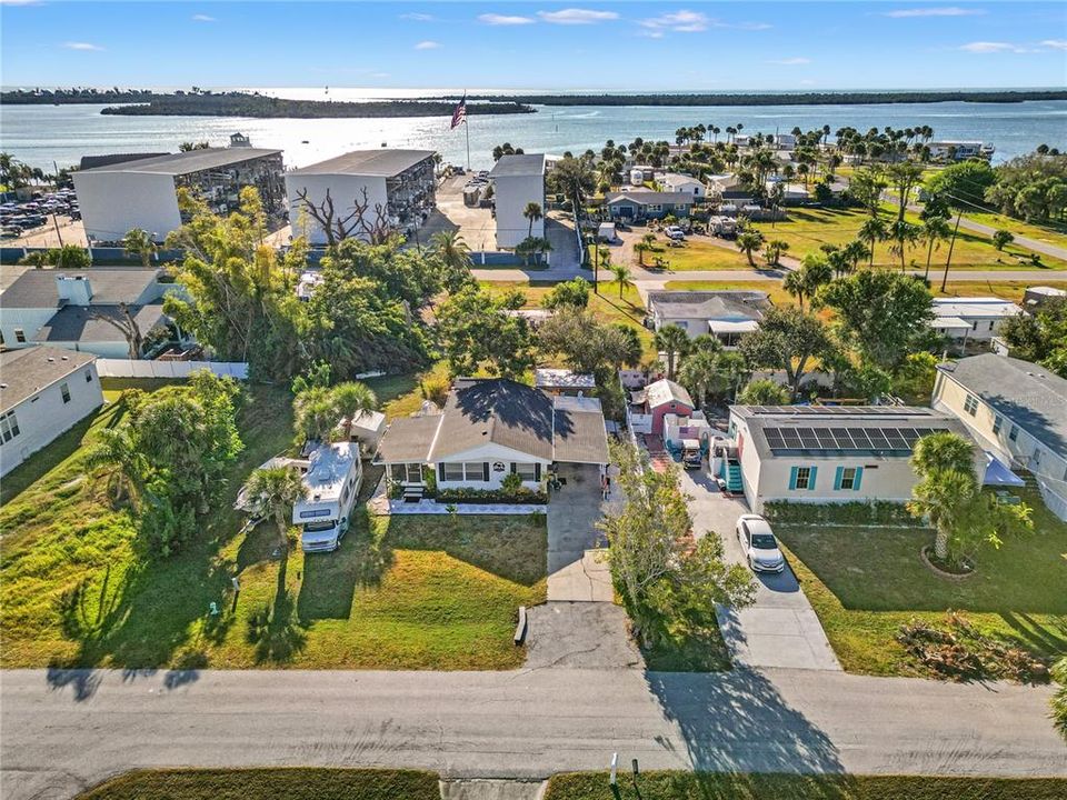 For Sale: $289,000 (2 beds, 2 baths, 864 Square Feet)