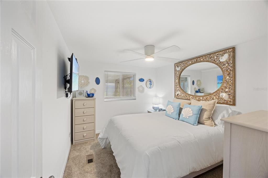 For Sale: $289,000 (2 beds, 2 baths, 864 Square Feet)