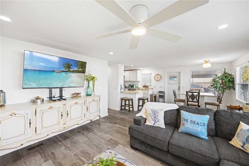 For Sale: $289,000 (2 beds, 2 baths, 864 Square Feet)