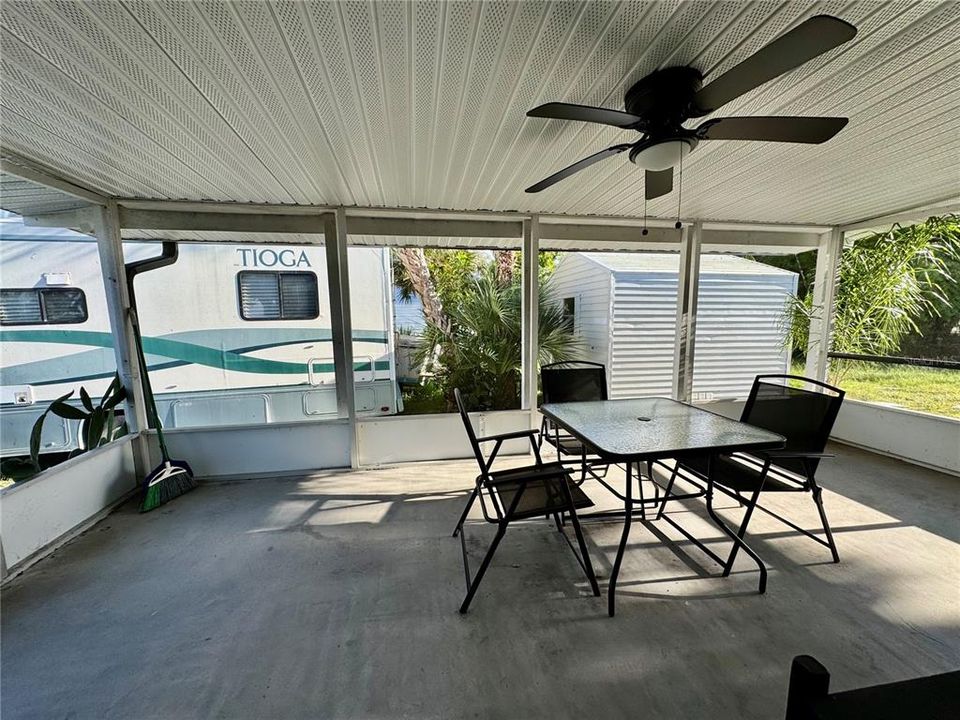 For Sale: $289,000 (2 beds, 2 baths, 864 Square Feet)