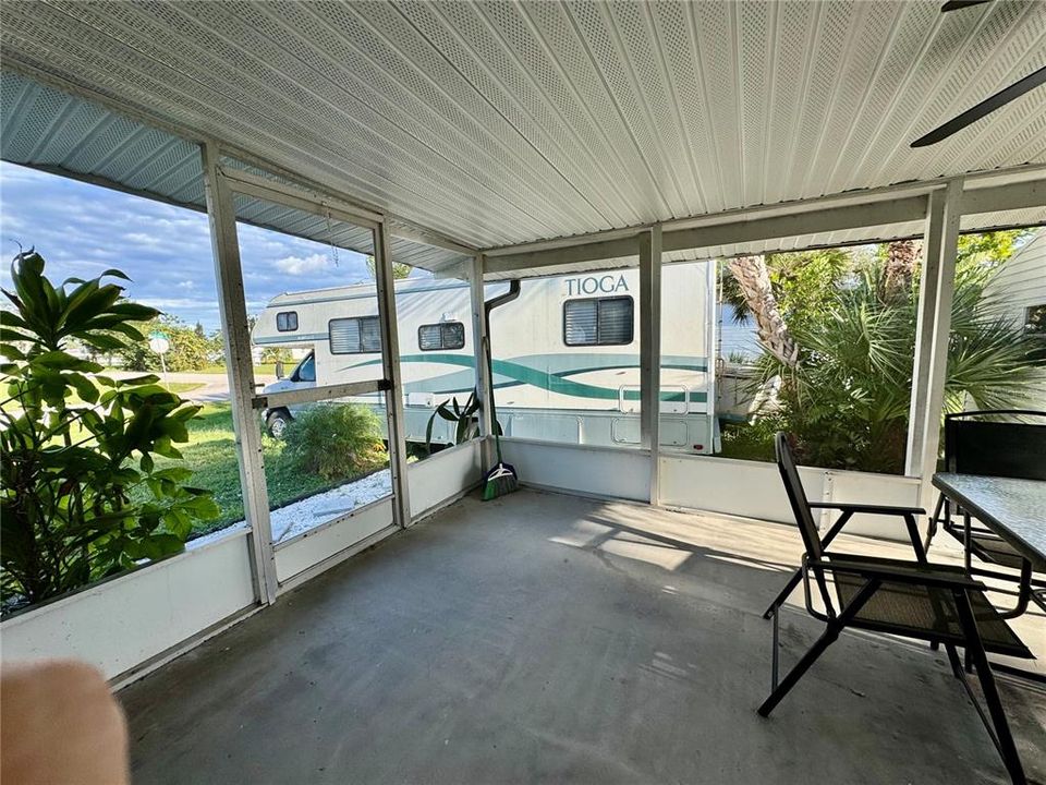 For Sale: $289,000 (2 beds, 2 baths, 864 Square Feet)