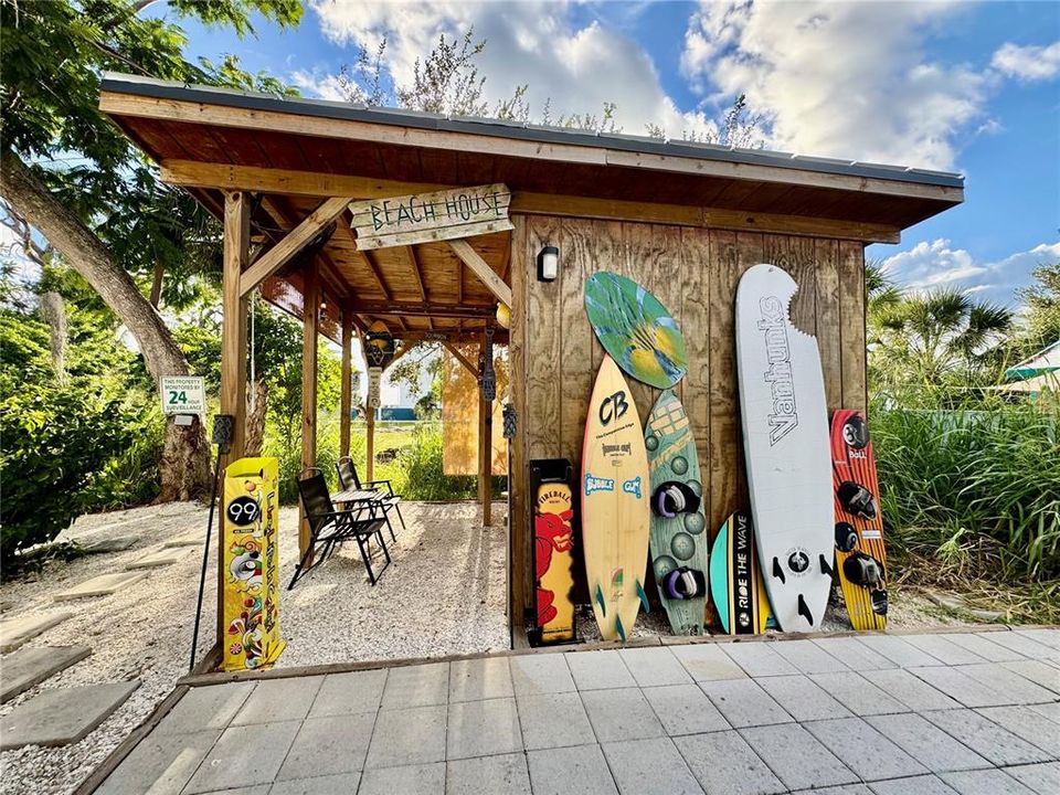 For Sale: $289,000 (2 beds, 2 baths, 864 Square Feet)