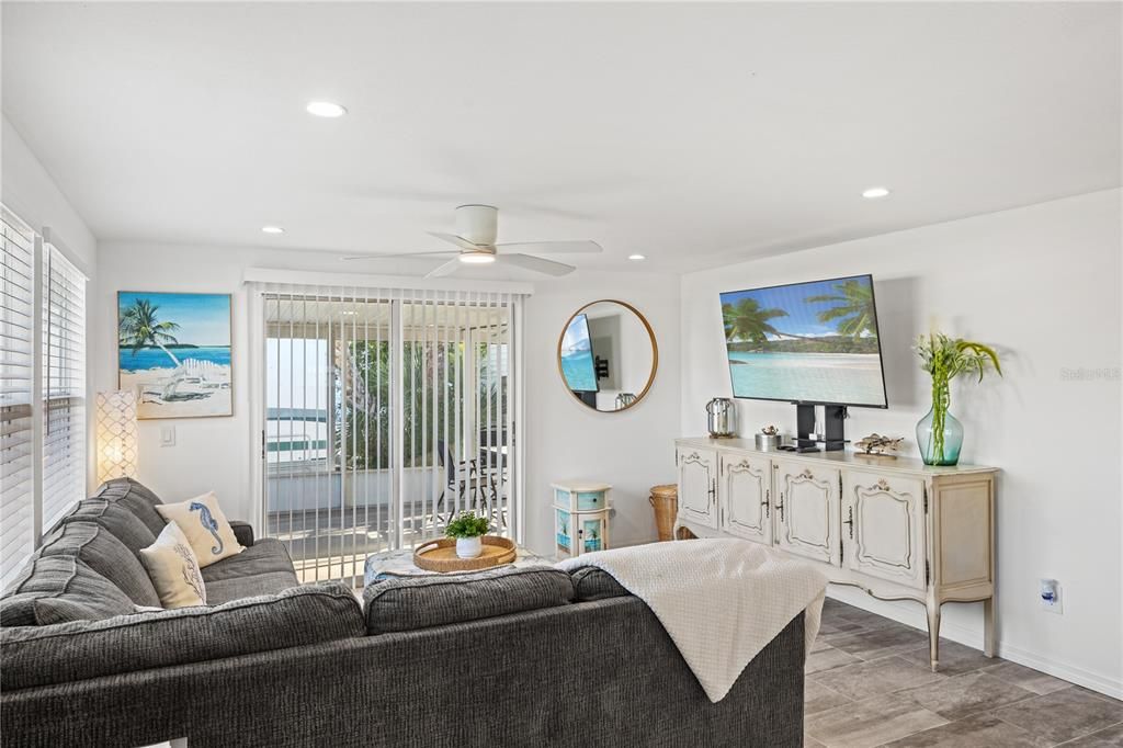 For Sale: $289,000 (2 beds, 2 baths, 864 Square Feet)