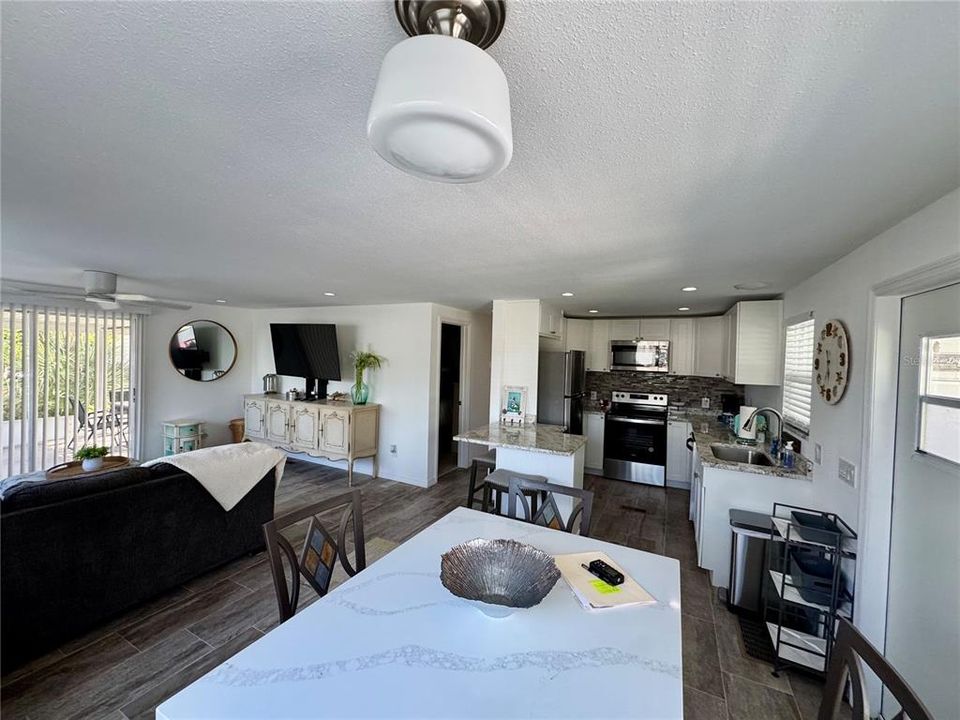 For Sale: $289,000 (2 beds, 2 baths, 864 Square Feet)