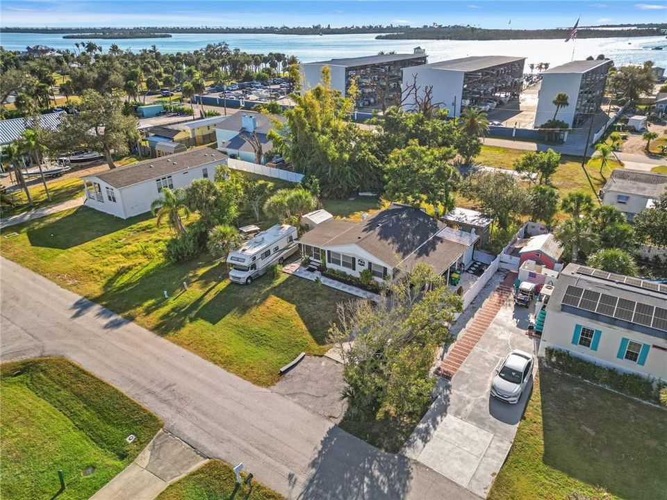 For Sale: $289,000 (2 beds, 2 baths, 864 Square Feet)