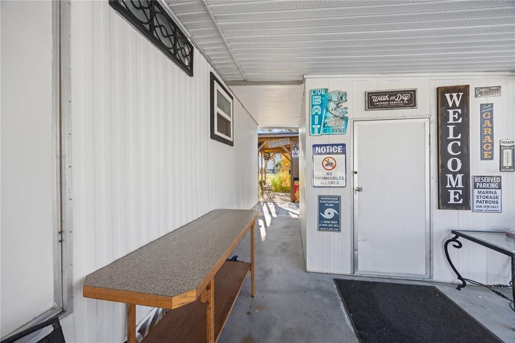 For Sale: $289,000 (2 beds, 2 baths, 864 Square Feet)