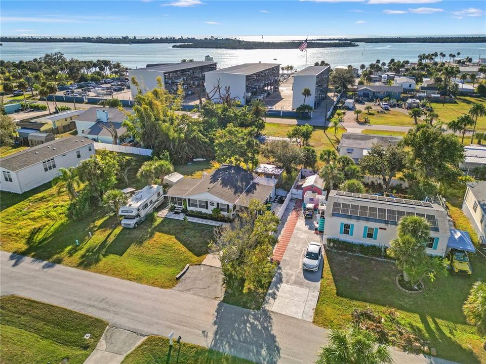 For Sale: $289,000 (2 beds, 2 baths, 864 Square Feet)