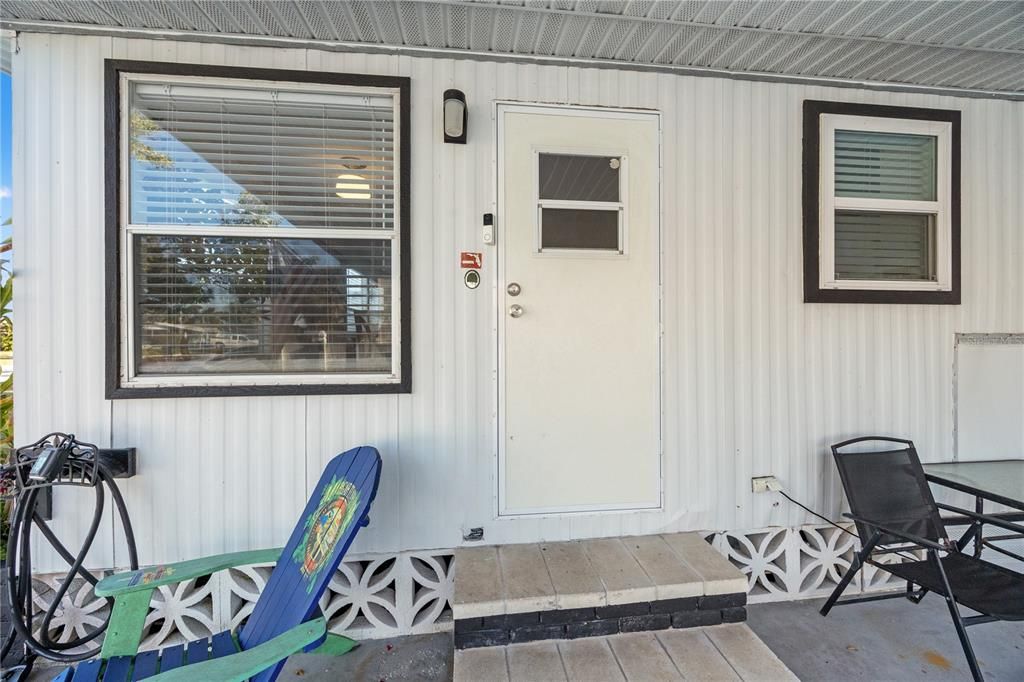 For Sale: $289,000 (2 beds, 2 baths, 864 Square Feet)