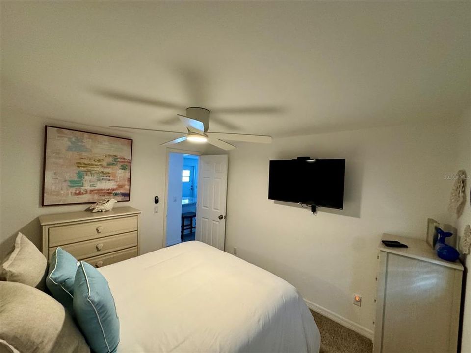 For Sale: $289,000 (2 beds, 2 baths, 864 Square Feet)