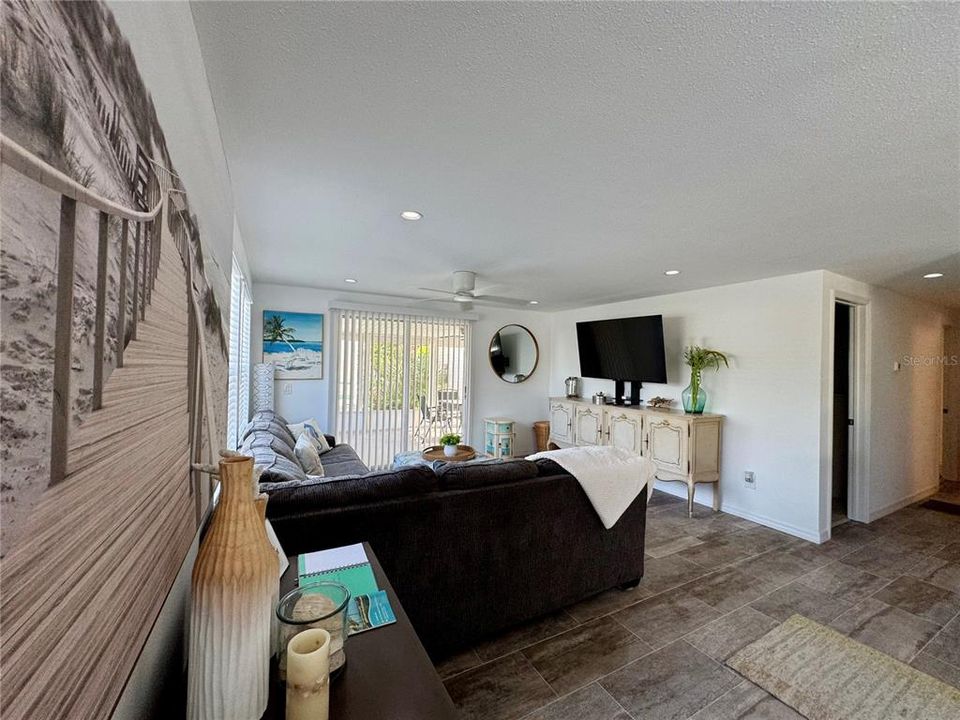 For Sale: $289,000 (2 beds, 2 baths, 864 Square Feet)