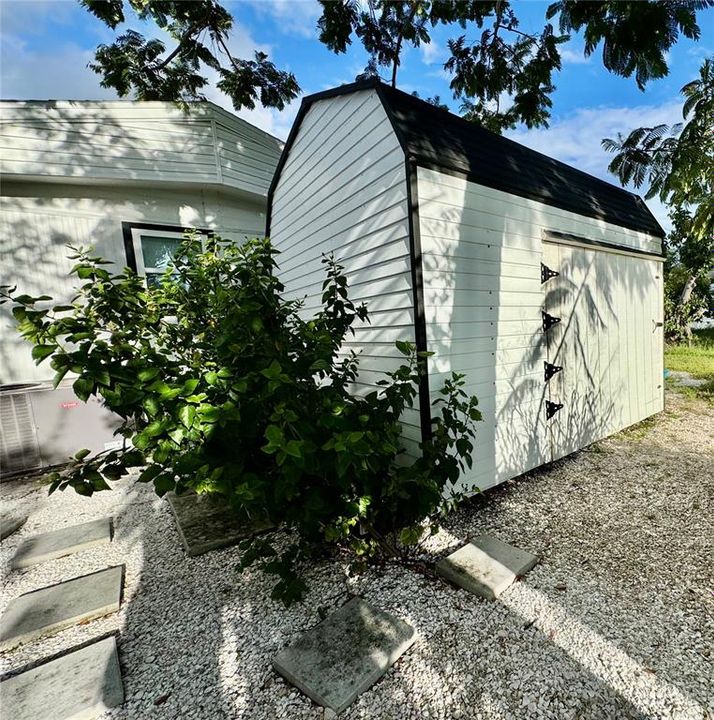 For Sale: $289,000 (2 beds, 2 baths, 864 Square Feet)