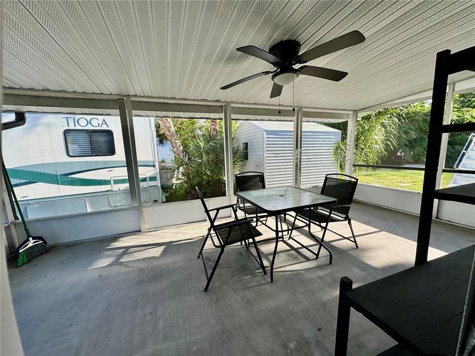 For Sale: $289,000 (2 beds, 2 baths, 864 Square Feet)