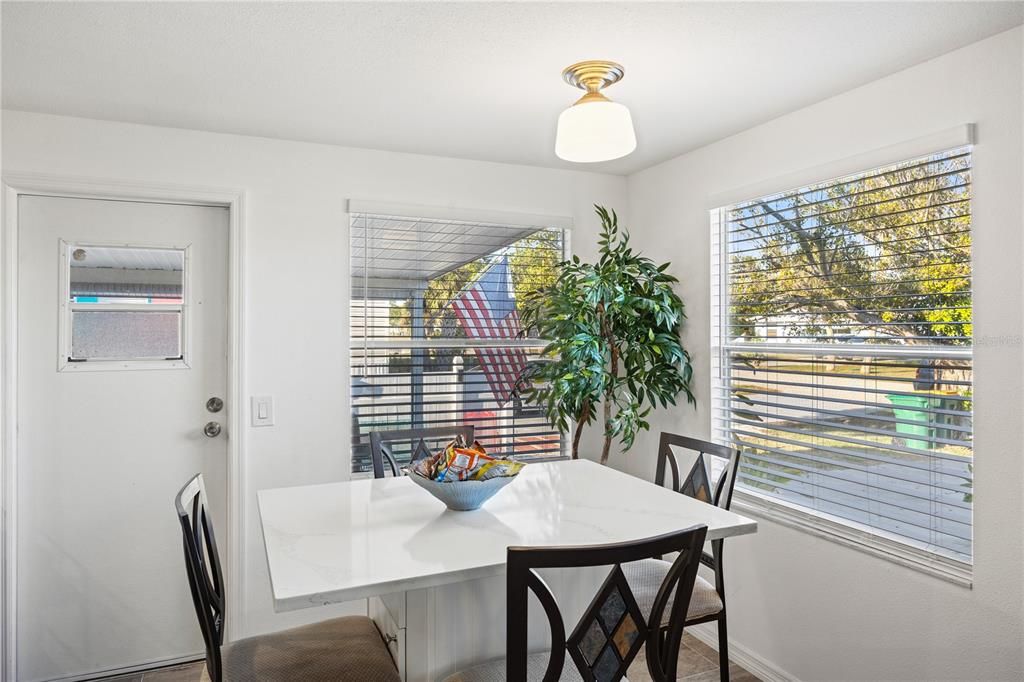 For Sale: $289,000 (2 beds, 2 baths, 864 Square Feet)