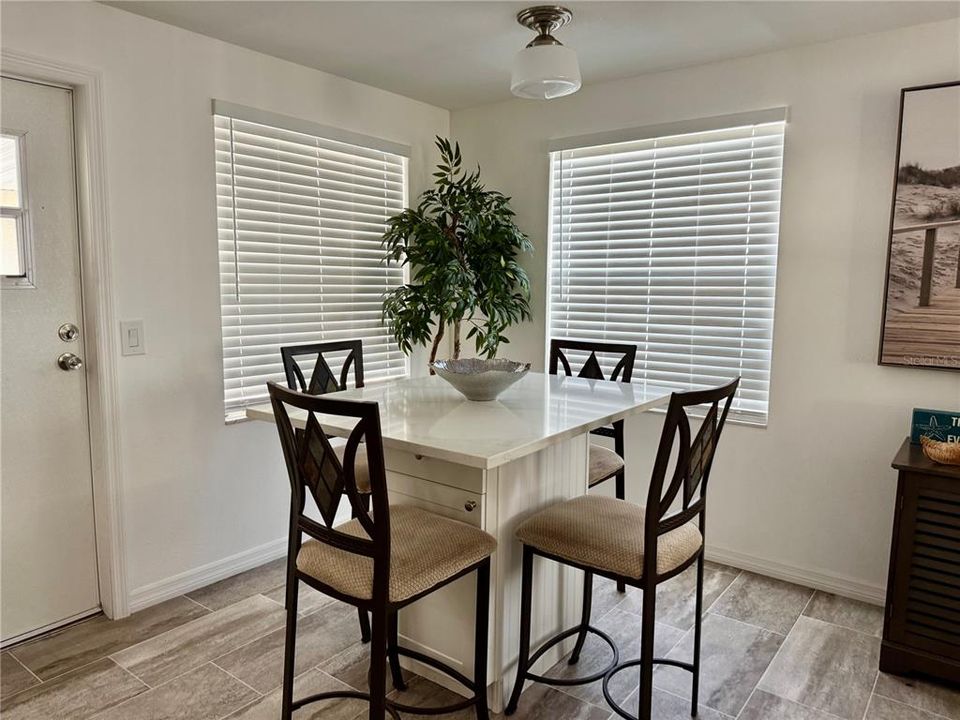 For Sale: $289,000 (2 beds, 2 baths, 864 Square Feet)