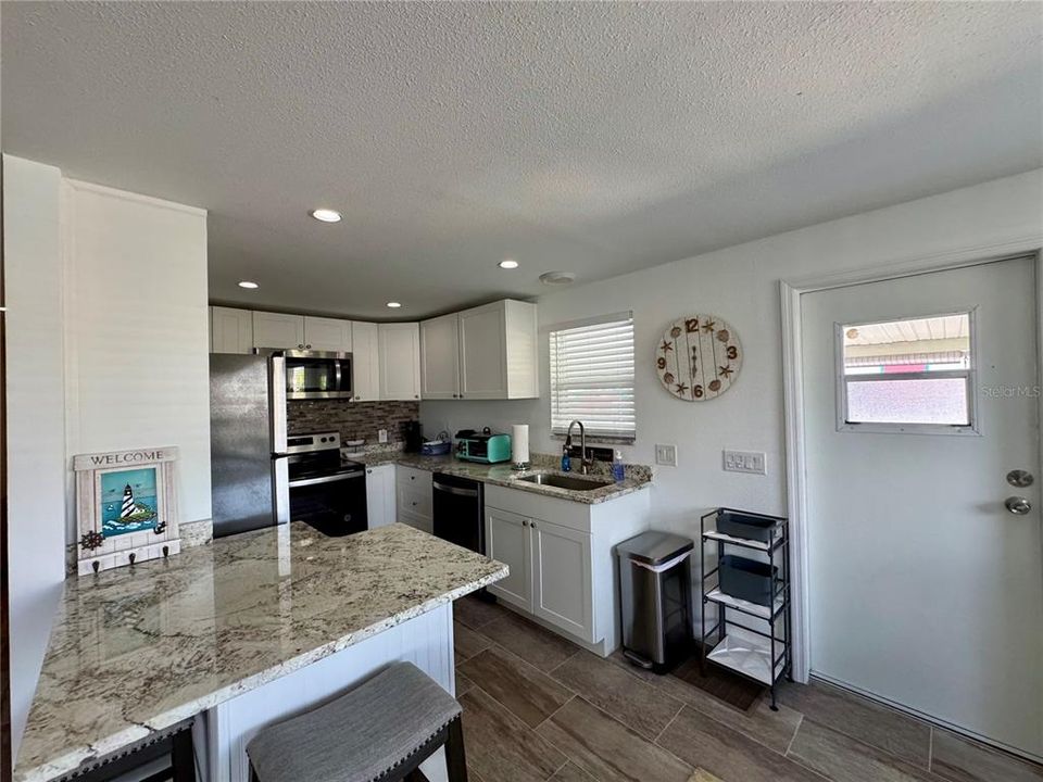 For Sale: $289,000 (2 beds, 2 baths, 864 Square Feet)