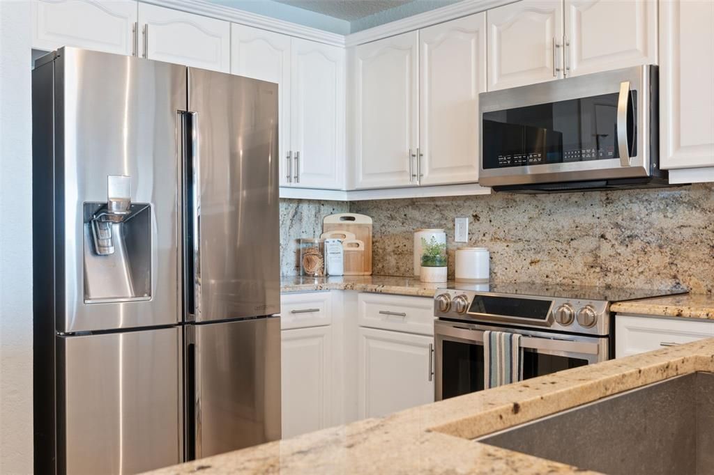 For Sale: $890,000 (3 beds, 2 baths, 2512 Square Feet)