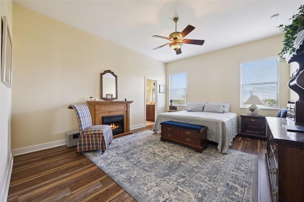 待售: $650,000 (4 贝兹, 2 浴室, 2561 平方英尺)