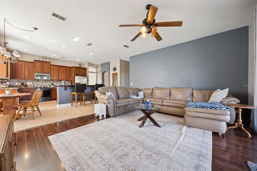 待售: $650,000 (4 贝兹, 2 浴室, 2561 平方英尺)