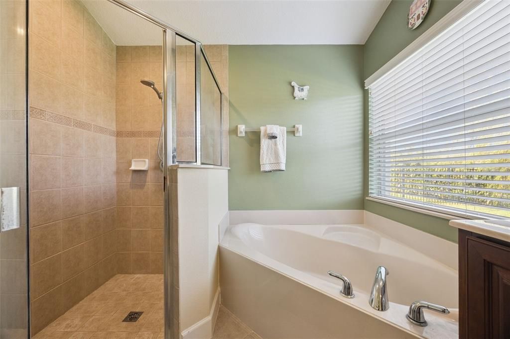 待售: $650,000 (4 贝兹, 2 浴室, 2561 平方英尺)