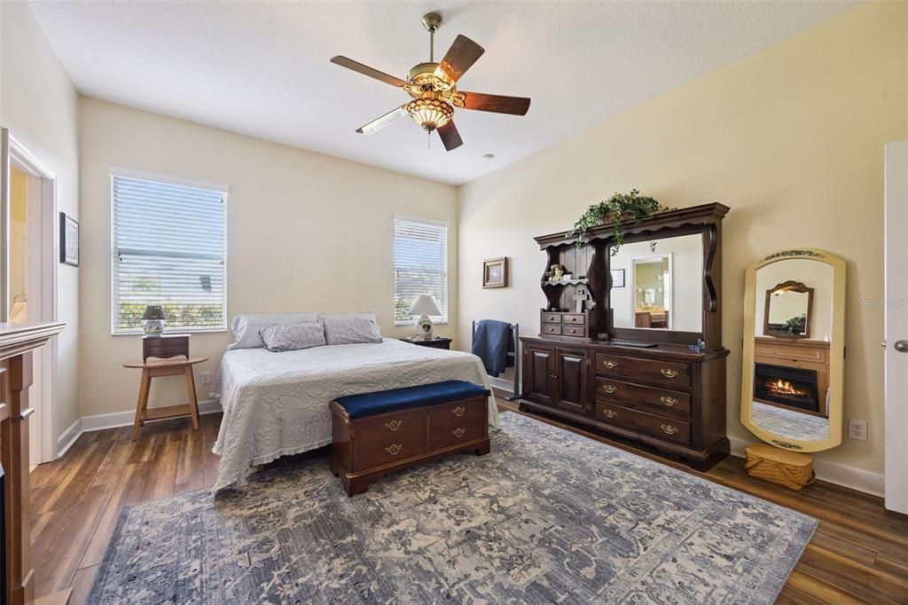 待售: $650,000 (4 贝兹, 2 浴室, 2561 平方英尺)