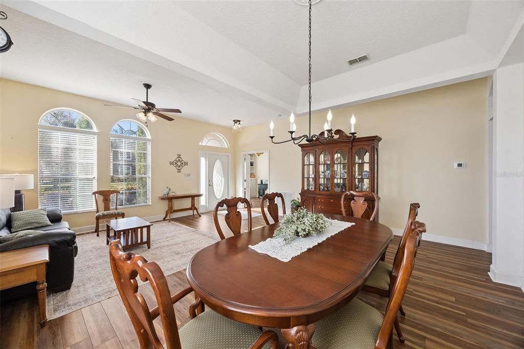 待售: $650,000 (4 贝兹, 2 浴室, 2561 平方英尺)