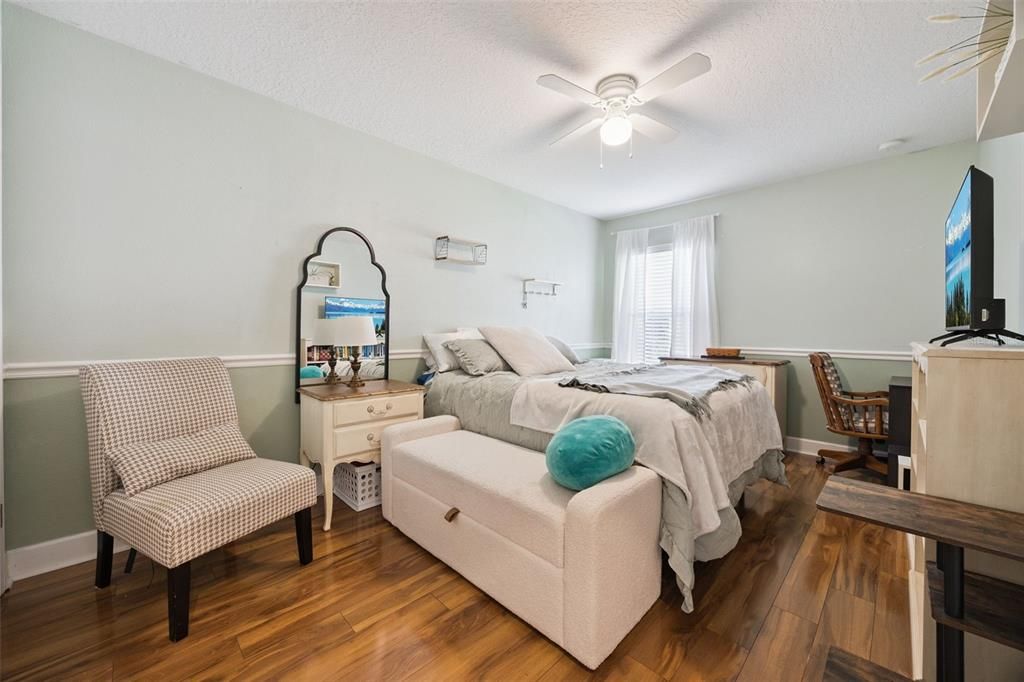 待售: $650,000 (4 贝兹, 2 浴室, 2561 平方英尺)