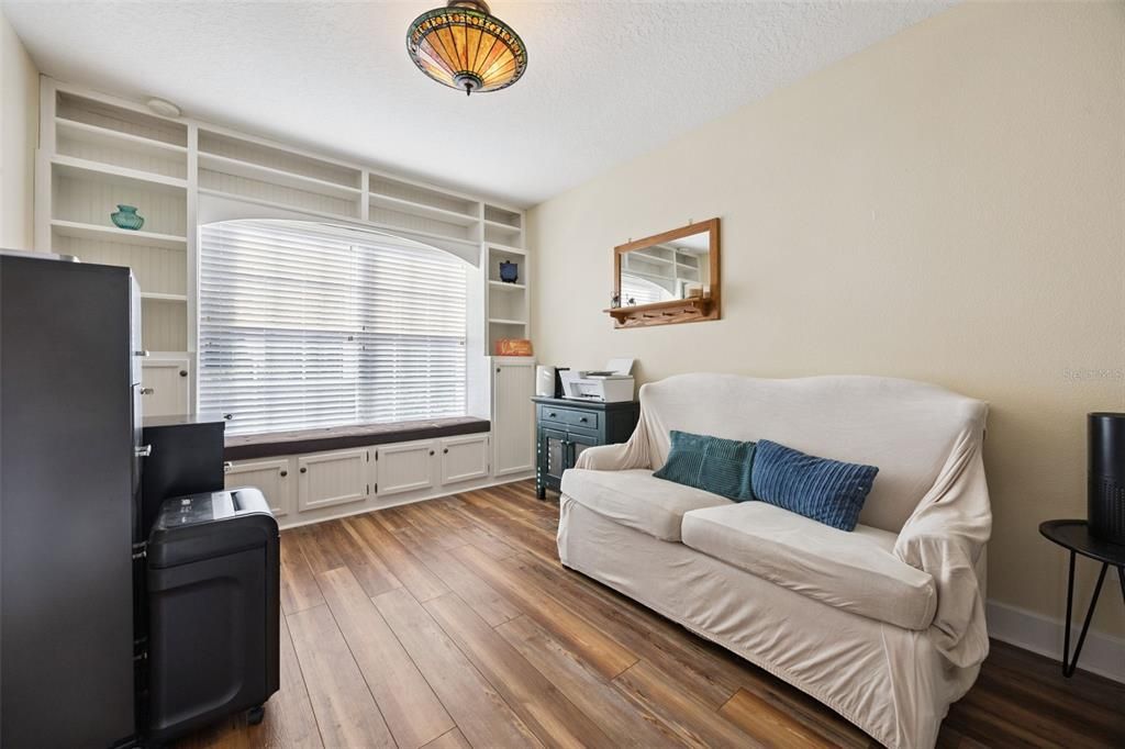 待售: $650,000 (4 贝兹, 2 浴室, 2561 平方英尺)