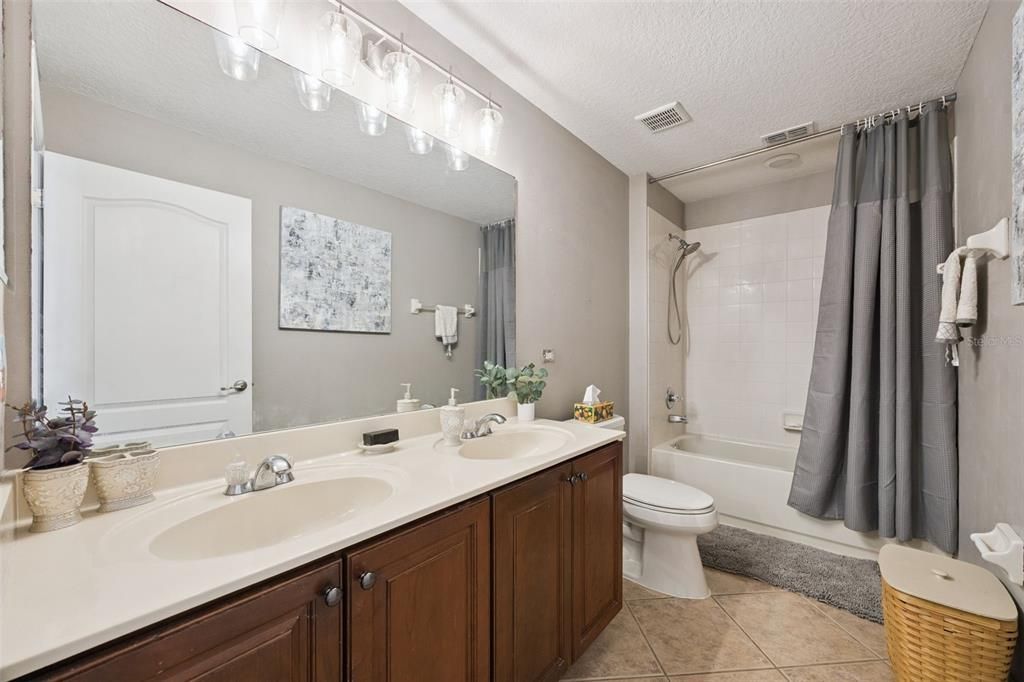 待售: $650,000 (4 贝兹, 2 浴室, 2561 平方英尺)