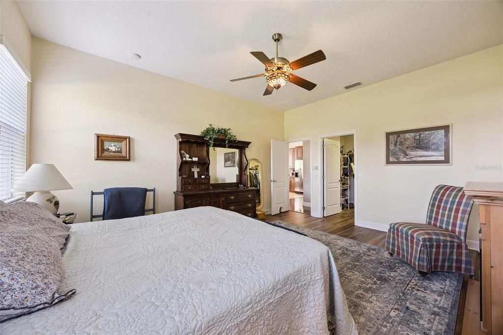 待售: $650,000 (4 贝兹, 2 浴室, 2561 平方英尺)