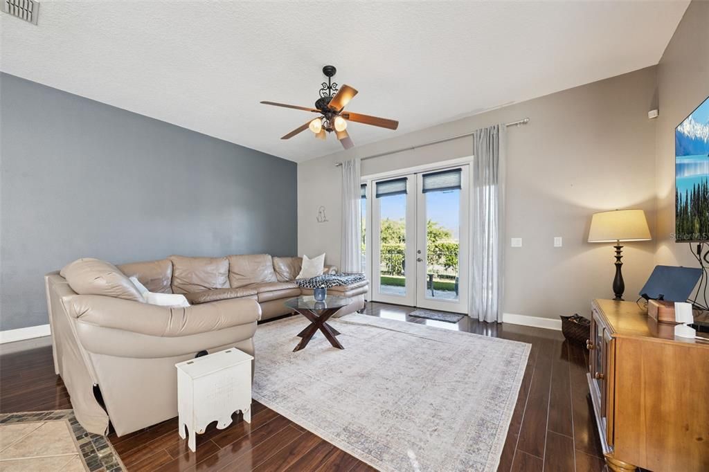 待售: $650,000 (4 贝兹, 2 浴室, 2561 平方英尺)