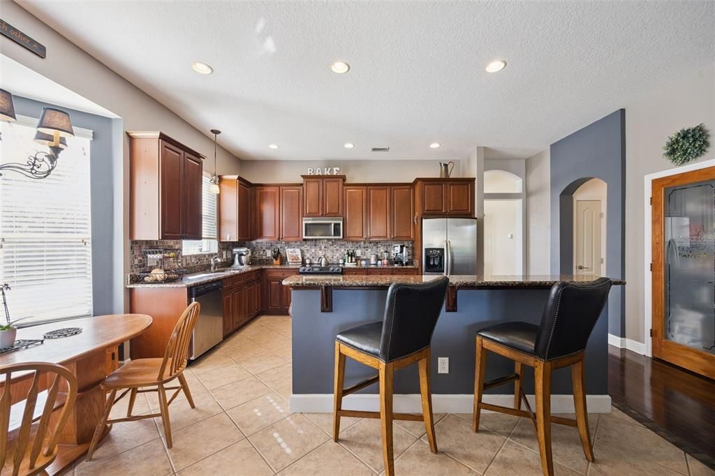 待售: $650,000 (4 贝兹, 2 浴室, 2561 平方英尺)