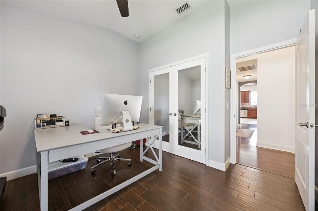 待售: $650,000 (4 贝兹, 2 浴室, 2561 平方英尺)