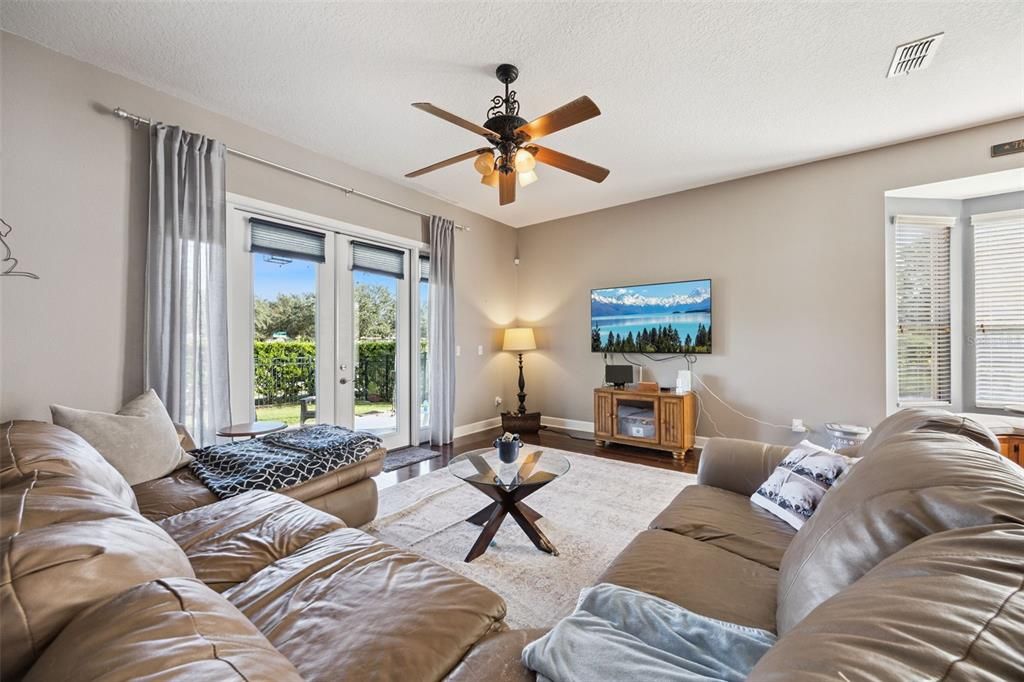 待售: $650,000 (4 贝兹, 2 浴室, 2561 平方英尺)