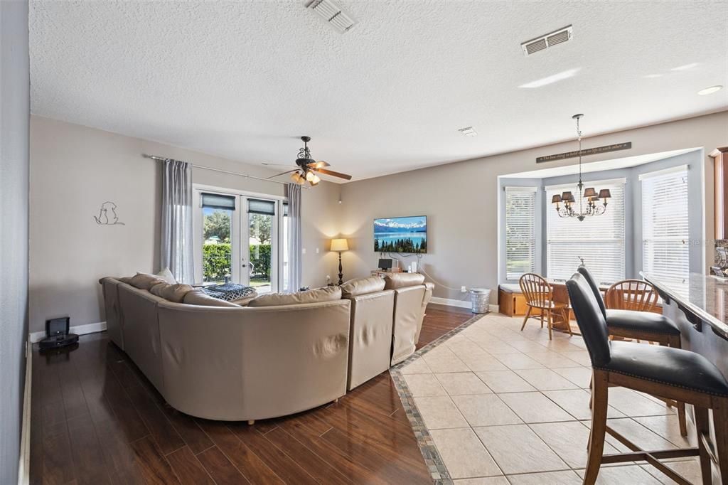 待售: $650,000 (4 贝兹, 2 浴室, 2561 平方英尺)