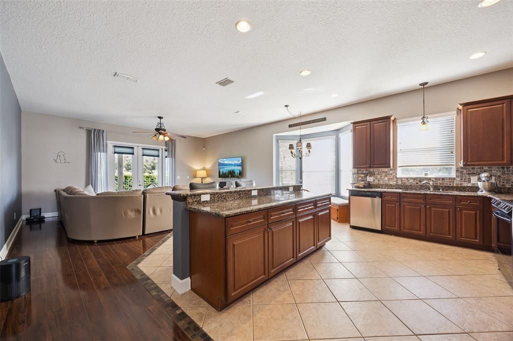 待售: $650,000 (4 贝兹, 2 浴室, 2561 平方英尺)