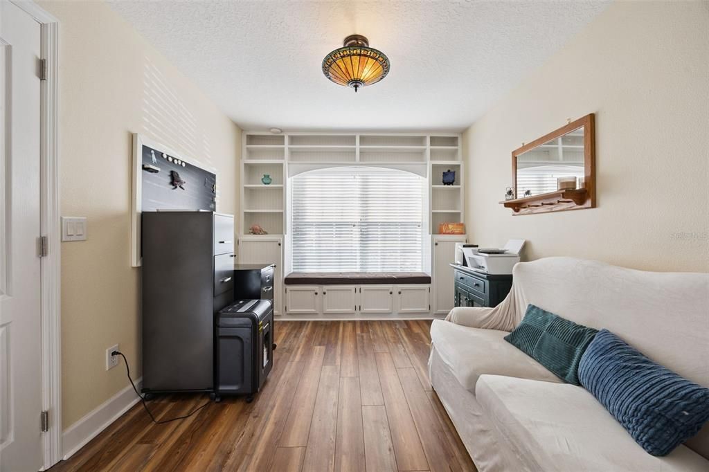 待售: $650,000 (4 贝兹, 2 浴室, 2561 平方英尺)