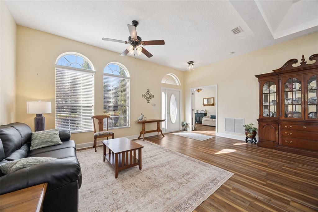 待售: $650,000 (4 贝兹, 2 浴室, 2561 平方英尺)