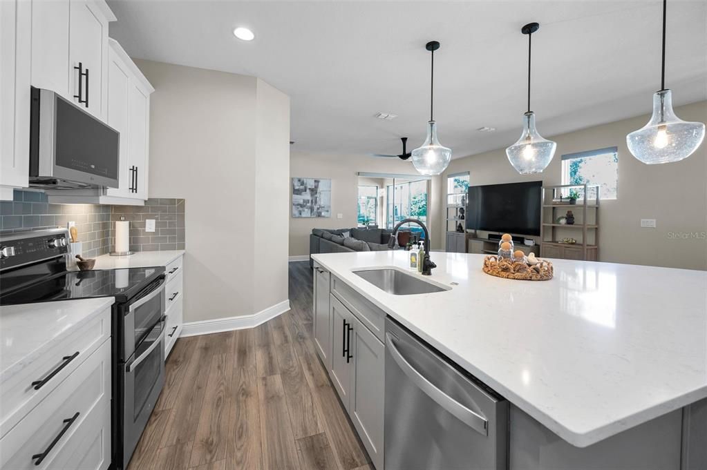 待售: $600,000 (4 贝兹, 3 浴室, 2587 平方英尺)