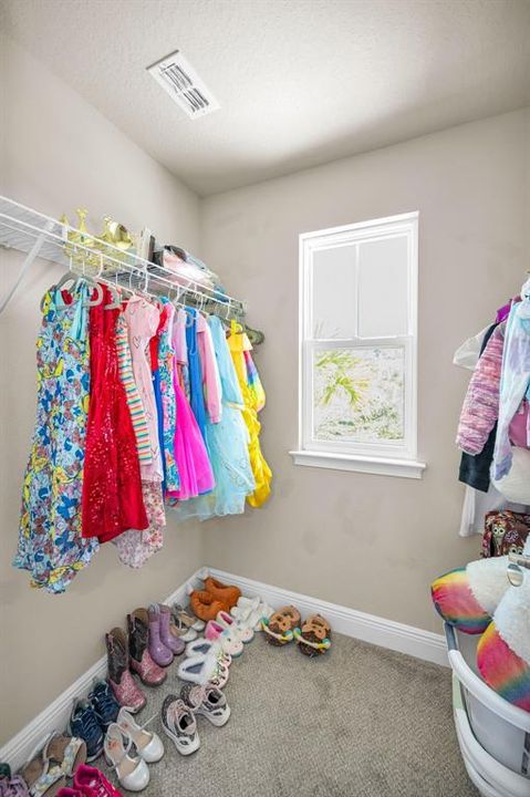 待售: $600,000 (4 贝兹, 3 浴室, 2587 平方英尺)