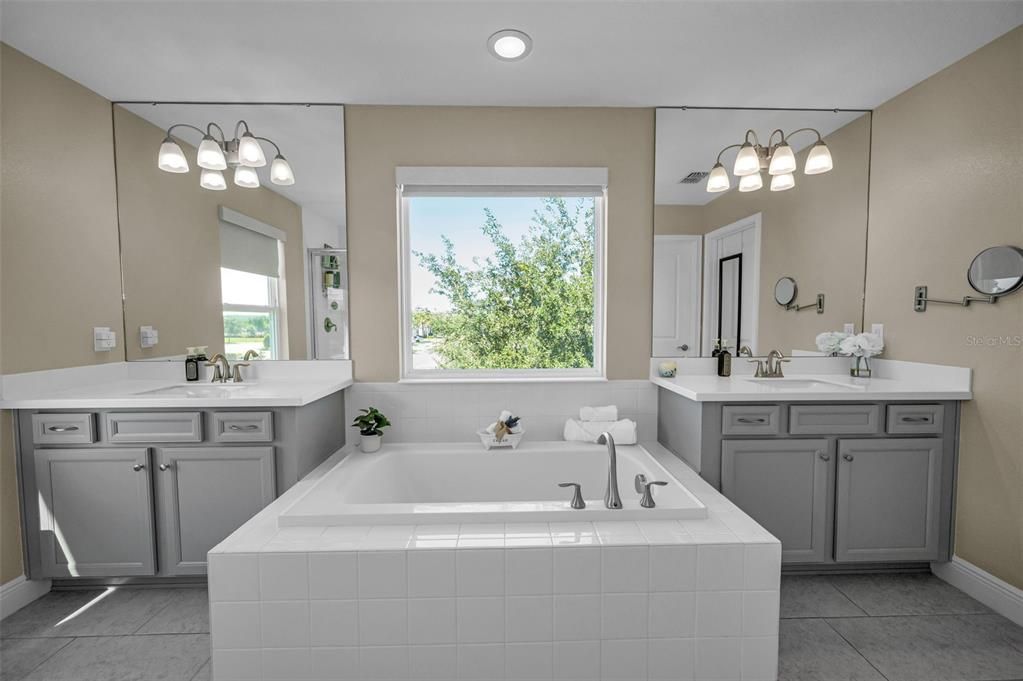 待售: $600,000 (4 贝兹, 3 浴室, 2587 平方英尺)