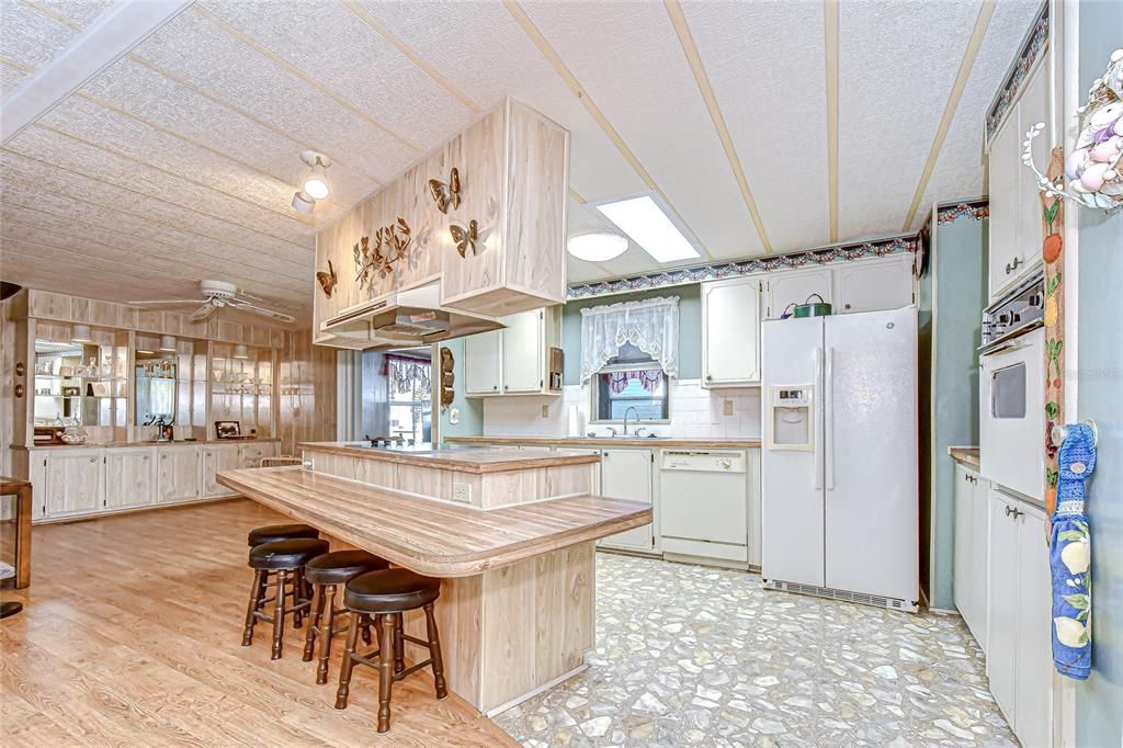 For Sale: $140,000 (2 beds, 2 baths, 1539 Square Feet)