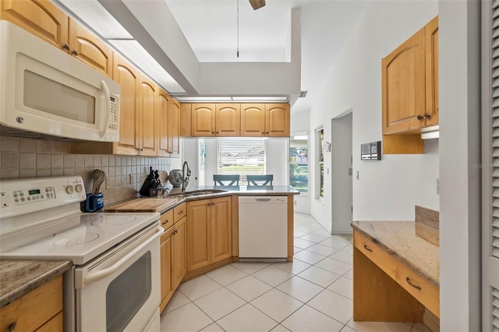 На продажу: $299,500 (3 спален, 2 ванн, 1873 Квадратных фут)